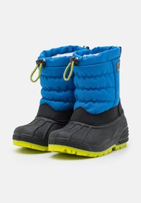 Stivaletti da neve blu isolati con parte superiore imbottita, suola in gomma nera e suola esterna gialla brillante per la trazione. Presentano cordini elastici per una vestibilità sicura.