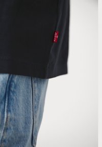 Levi's® VINTAGE FIT GRAPHIC - Nyomott mintás póló - pirate black