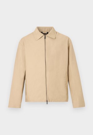 Giacca leggera beige con collo a camicia, zip frontale e maniche lunghe. Tessuto liscio e design minimalista.