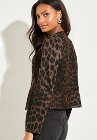 Lipsy REGULAR FIT ANIMAL PRINTED COLLARLESS  - Bleiseri - brown