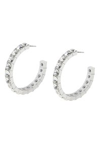 Silverfärgade ringörhängen med inlagda klara rhinestones, en segmenterad design och en post-back stängning, som erbjuder en elegant och reflekterande yta.