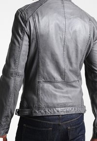 Grå læderjakke med en tekstureret finish, med sømdetaljer, en kortet pasform og en bæltespænde i taljen.