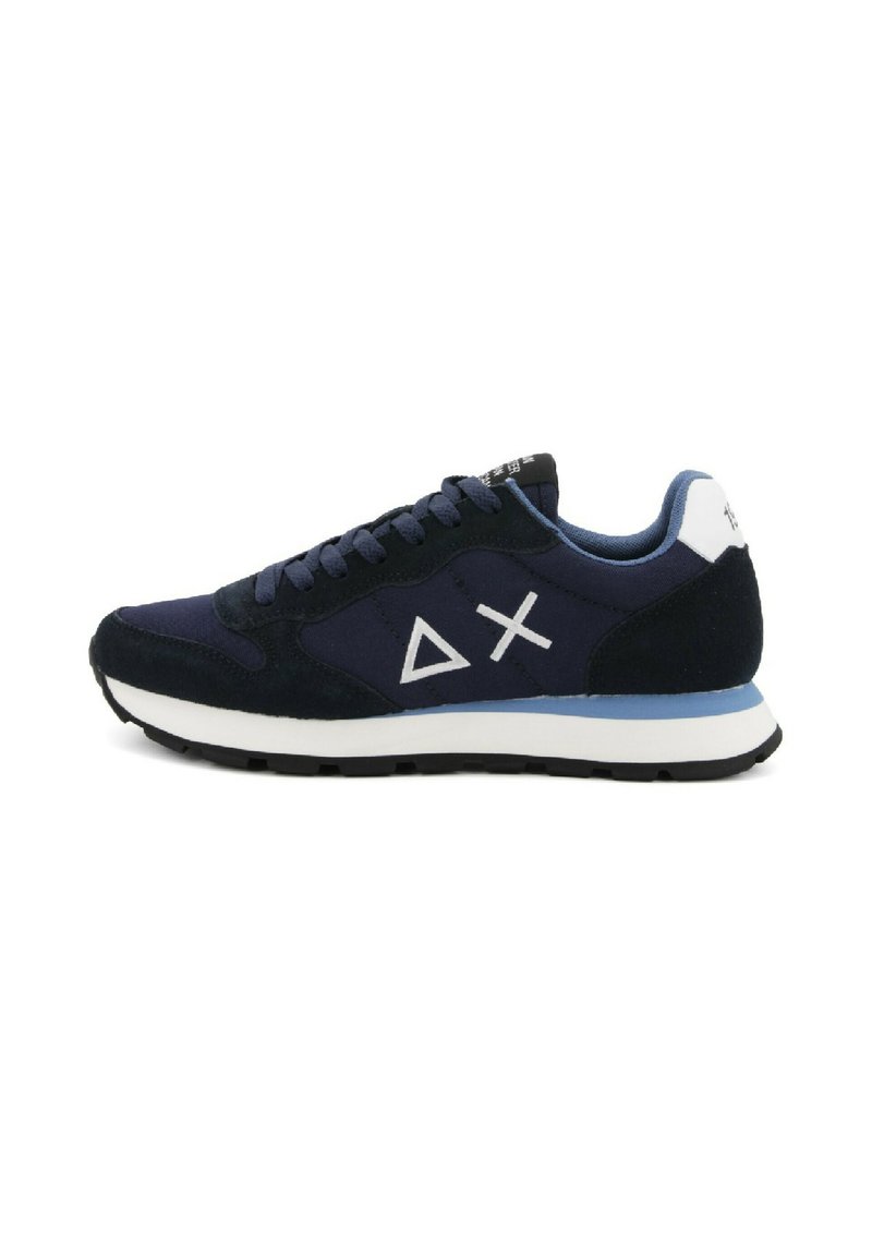 Navyblaue Sneaker mit schwarzen Wildleder-Akzenten, weißer Sohle und weißem Dreiecks- und Kreuz-Logo an der Seite, von der äußeren Seite betrachtet.