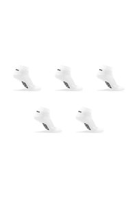 Cinq chaussettes blanches à chevilles avec un logo géométrique noir sur le côté, disposées en deux rangées sur un fond blanc.
