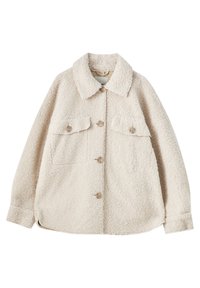 Veste en polaire sherpa couleur crème avec col à rabattre, fermeture avant à boutons et deux poches poitrine à boutons.