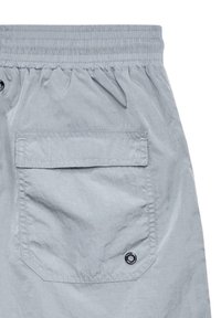 Lys grå shorts med elastisk talje, baglomme og sorte metal detaljer. Teksturen ser glat ud med en let krøllet finish.