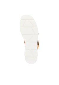 La semelle d'une chaussure de sport présente une surface en caoutchouc blanc texturé avec des rainures angulaires et un talon arrondi pour une meilleure traction, étiquetée "ÉVOLUTION".