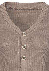 Ribbed top w kolorze taupe z dekoltem w serek i trzema guzikami z przodu. Tekstura jest gładka z subtelnym połyskiem na guzikach.