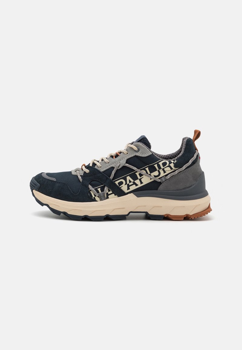 Baskets de sport bleu marine en mélange de suède et de maille, semelle intermédiaire beige clair, accents gris et détail de marque sur le côté.