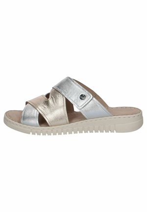 Sandales à glissière métalliques avec des lanières croisées en argent et or clair, avec une finition texturée et une semelle intérieure beige sur une semelle en caoutchouc.