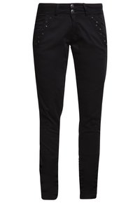 Svarta slim-fit jeans med en slät textur, prydda med dekorativa knappar och stickade detaljer på framfickorna. Klassisk femfickorsdesign.