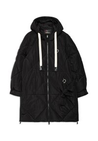 Sort quiltet dynejakke med hætte, lodret lynlås og hvide snore. Har diagonale syninger og en detaljeret sidebindel.