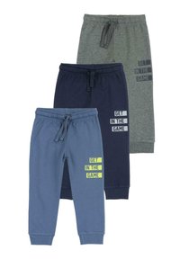 Drei Paare Jogginghosen in Marineblau, Hellblau und Grau. Jede hat einen Kordelzugbund und bedruckten Text: "GET IN THE GAME."