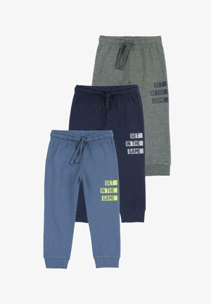 Drie paar joggers in marineblauw, lichtblauw en grijs. Elk heeft een tailleband met trekkoord en bedrukt tekst: "BETRED HET SPEL."