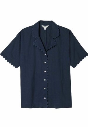 Merevaigust sinine lühikeste varrukatega nööbitav särk, mille krael, esiplaanil ja varrukatel on lainelised servad.