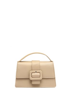 Beige rechteckige Handtasche mit einem oberen Griff und einer großen quadratischen Schnalle auf der vorderen Klappe.