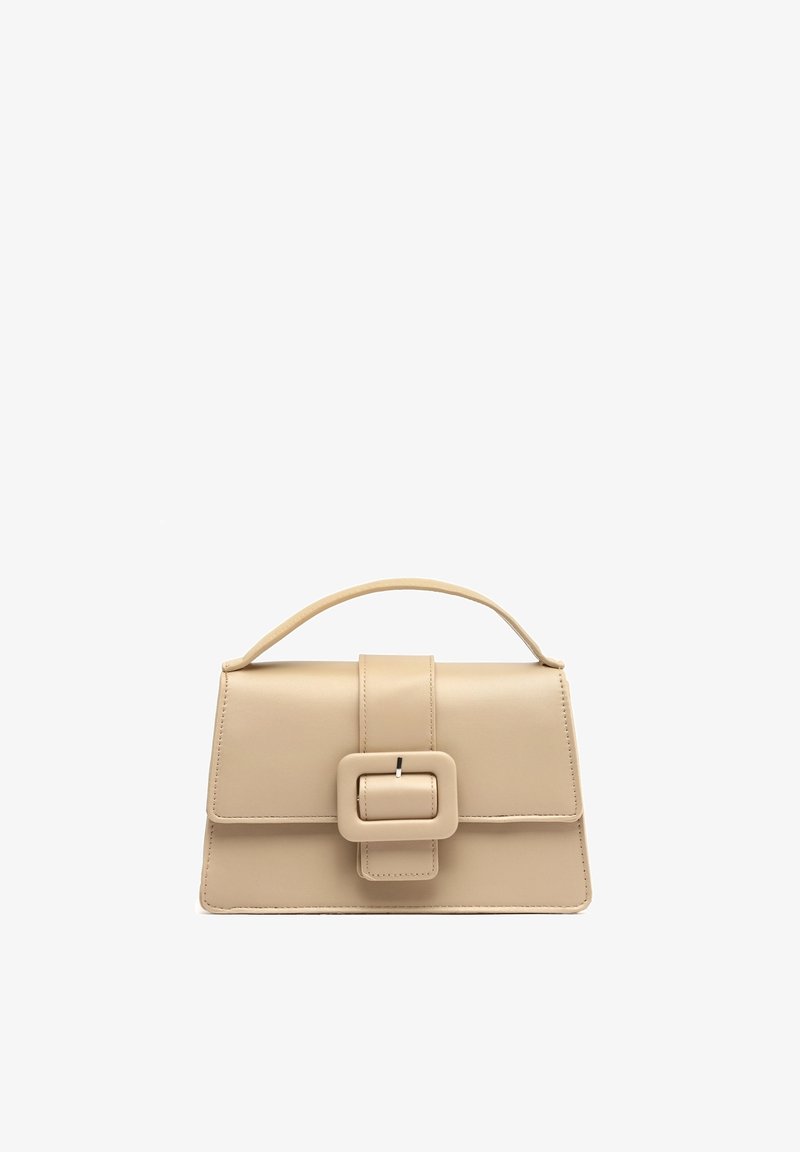Sac à main rectangulaire beige avec une poignée supérieure et une grande boucle carrée sur le rabat avant.