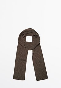 Sciarpa a coste marrone, di forma rettangolare, con una texture morbida, caratterizzata da un'estremità ad anello per un facile avvolgimento e calore.