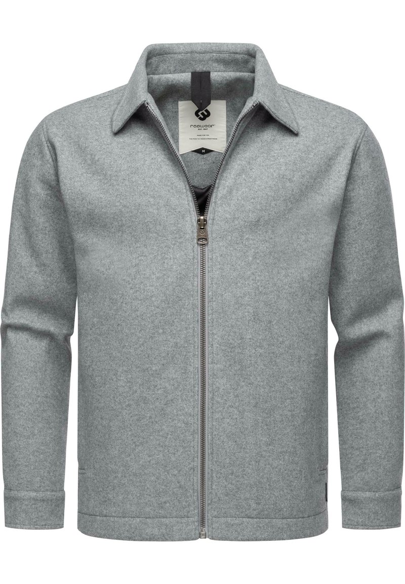 Veste zippée gris clair en tissu doux et texturé. Présente un col chemise, des manches longues et un logo discret sur l'étiquette intérieure.