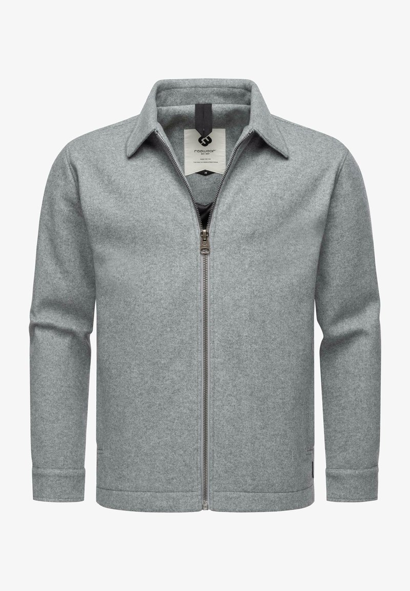 Veste zippée gris clair en tissu doux et texturé. Présente un col chemise, des manches longues et un logo discret sur l'étiquette intérieure.