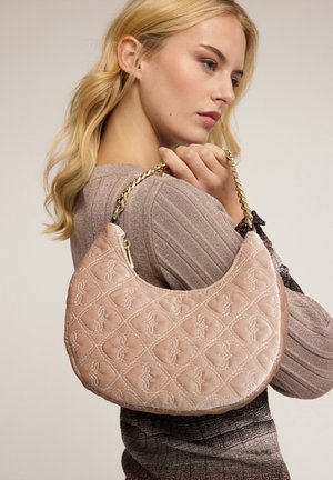 Borsa a tracolla in ecopelle trapuntata color rosa chiaro con forma a mezzaluna. Presenta una tracolla a catena dorata e un motivo logo in rilievo.