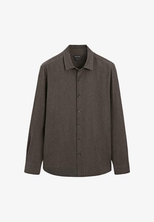 Chemise marron à manches longues en tissu texturé, avec un col classique, une coupe droite et une fermeture à boutons sur le devant.