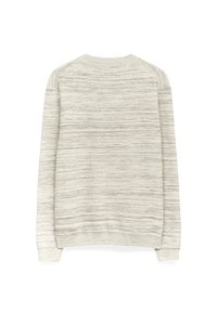 Licht beige gebreide trui met subtiele horizontale strepen, geribde boorden, kraag en zoom, getoond van de achterkant op een witte achtergrond.