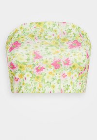 Top bandeau com estampa floral apresentando flores rosa, amarelas e verdes sobre um fundo claro. Tecido suave com design estruturado.