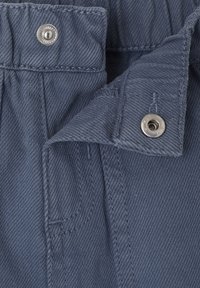 Denimstoff in Schieferblau, mit einem genähten Taillenbund und silbernen Knopfdetails sowie dezentem diagonalen Muster.