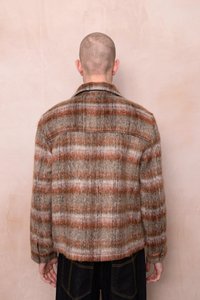 Πλαινός μαλλίνο μπουφάν με πιέτες σε γήινες αποχρώσεις καφέ και κρεμ, με δομημένο γιακά και ριμπ μανσέτες, απεικονιζόμενο από την πίσω πλευρά.