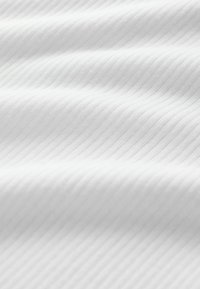 Biely textúrovaný materiál s jemným rebrovaným vzorom, ktorý vytvára mierne vlnité záhyby. Hladká textúra poskytujúca čistý a moderný vzhľad.