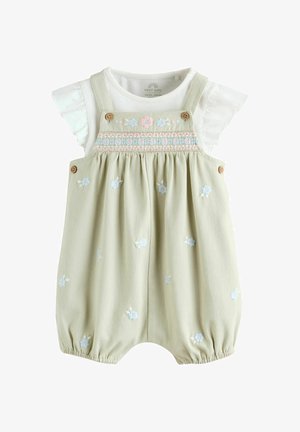 Lichtgroene baby-romper met geborduurde blauwe en roze bloemen, houten knopen, gecombineerd met een wit shirt met ruches aan de mouwen eronder.