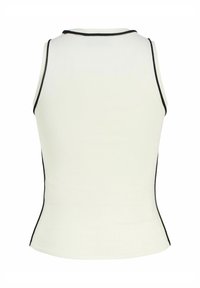 Hvid tanktop med en tætsiddende design, der har en sort pipet halsudskæring og ærmegab, lavet af et glat, strækbart stof.