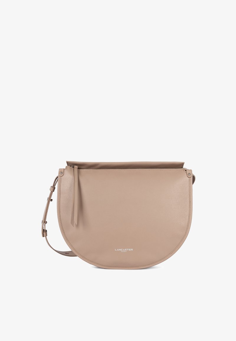 Borsa a tracolla in pelle beige con forma arrotondata, chiusura con zip e tracolla rimovibile. Presenta un logo discreto nella parte inferiore.