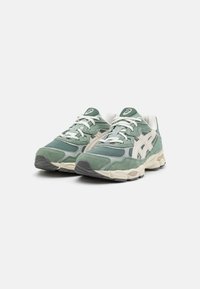 ASICS SportStyle GEL NYC UNISEX - Tenisky - ivy/smoke grey