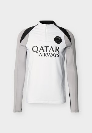 Biała i szara sportowa koszulka z długim rękawem, czarne akcenty na ramionach, kołnierz na półzamek, logo Qatar Airways oraz okrągłe czarne godło drużyny.