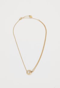 Collier en or avec deux chaînes, orné d'un pendentif circulaire décoré de petites pierres transparentes et d'une lettre "G" au centre.