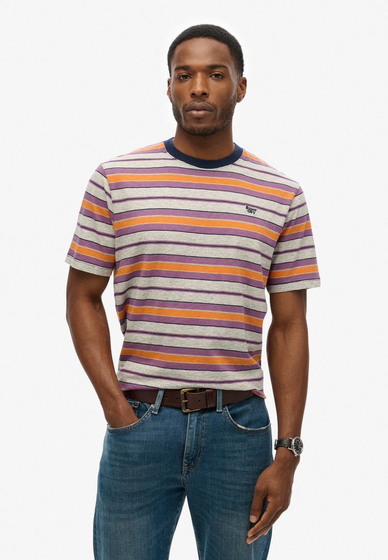 Stribet t-shirt i grå, lilla, orange og gule nuancer; kortærmede; ribbet marineblå halsudskæring; lille logo på brystet; bomuldsstof.