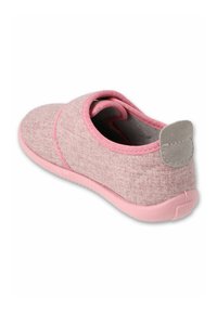 Różowy materiałowy but wsuwany z teksturowaną górą i elastycznym otwarciem, z jasnoróżową gumową podeszwą i szarym akcentem na pięcie.