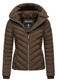 Brązowa kurtka puffer z wzorem w zygzak, duża kaptura, zamek z przodu i ściągacze przy mankietach. Etykieta marki widoczna na wewnętrznej podszewce.