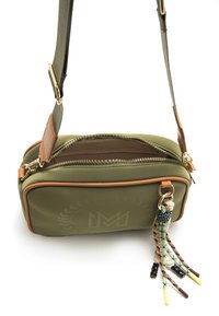 Olivgrüne, rechteckige Tasche aus synthetischem Material mit hellbraunen Akzenten, Reißverschluss und dekorativen Quasten. Verstellbarer Gurt inklusive.