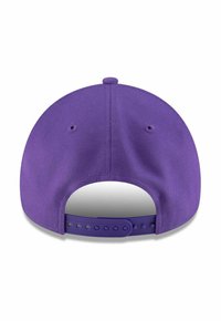 Lila Baseballmütze mit glatter Textur, runder Form, verstellbarem Snapback-Verschluss und zwei Belüftungsöffnungen auf der Rückseite.