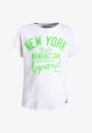 T-shirt blanc à manches courtes avec un texte vert vif sur le devant indiquant "NEW YORK State MANHATTAN INDIGO DENIM MILL Apparel".