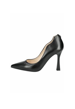 Décolleté nera in pelle con tacco alto, caratterizzata da una punta affilata, una texture liscia e un design moderno e slanciato con un tacco rettangolare alto.