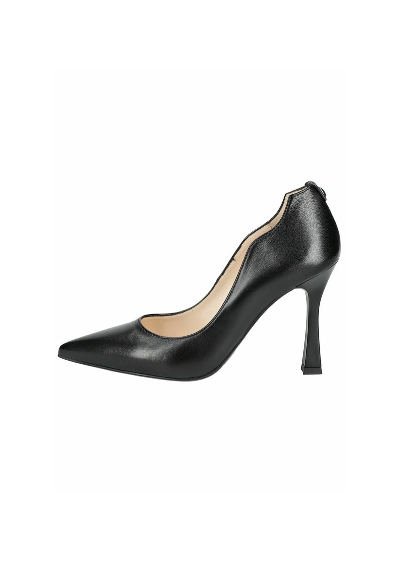 Escarpin noir en cuir avec un bout pointu, texture lisse et un design moderne et épuré, doté d'un talon rectangulaire élevé.
