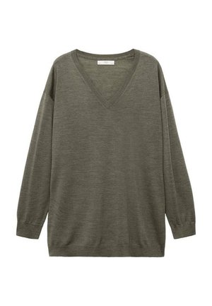 Maglione verde oliva con scollatura a V, realizzato in materiale morbido, con maniche lunghe, taglio rilassato e polsini e orlo a coste.