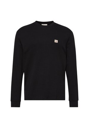 Zwarte trui met lange mouwen en ronde hals, gemaakt van gestructureerde stof, met een klein logopatch op de borst en geribbelde manchetten.