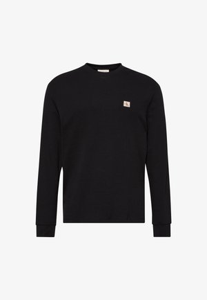 Zwarte trui met lange mouwen en ronde hals, gemaakt van gestructureerde stof, met een klein logopatch op de borst en geribbelde manchetten.