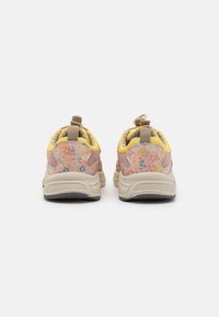 Bunt gemusterte Sneakers mit beigem Grundton, ausgestattet mit einem strukturierten Mesh-Obermaterial, einem gepolsterten Schaft und einer strukturierten Gummisohle.