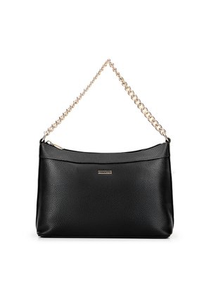 Bolso de mano de cuero negro con un acabado texturizado, que presenta una correa de cadena dorada y un cierre de cremallera. Diseño minimalista con un acento del logotipo de la marca.